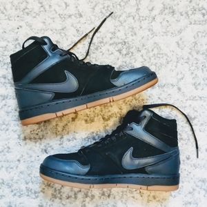 HOST PICK! NIKE Men 8 Black High Top Sneakers
